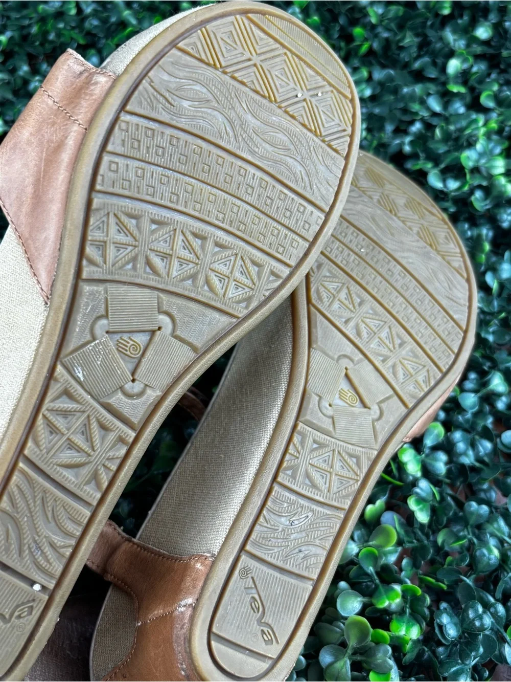 Teva Women's Brown Tan T-Strap Leather Sandals size 11 Woman - Picture 6 of 9